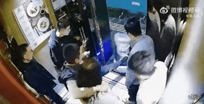 机器人正要进电梯被人一脚踹倒 无辜机器人屡遭暴力对待