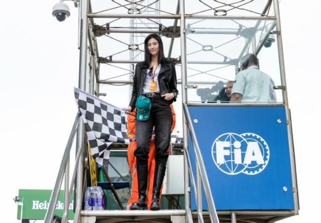 赵丽娜走进F1现场 感受速度与激情