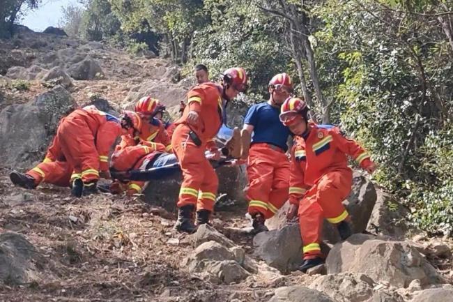 男子登山不慎滑倒 多方救援 装备不当险酿祸