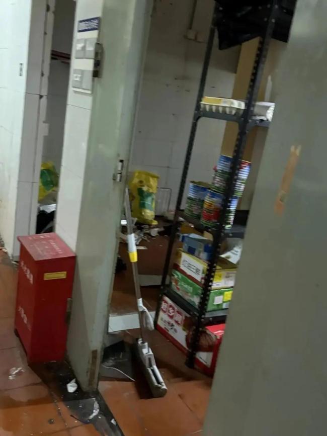 记者暗访上海十余家“外卖美食城” 卫生状况堪忧