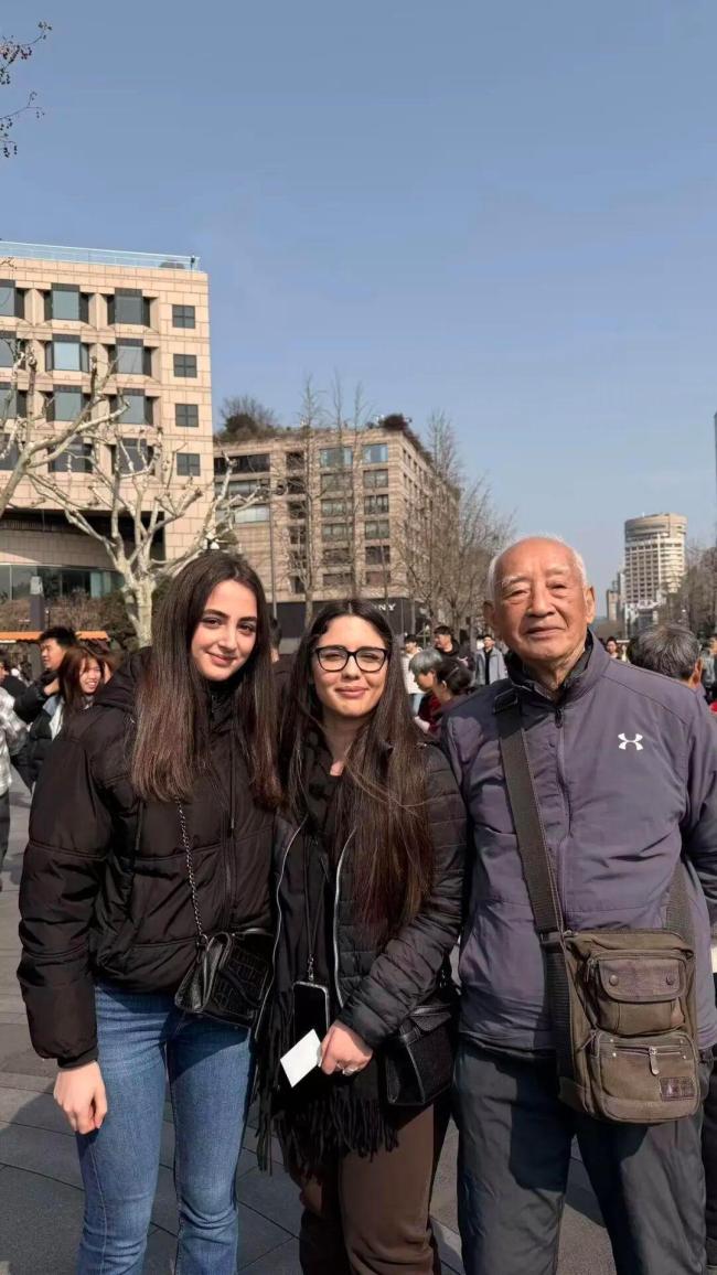 98岁爷爷在西湖边与外国人飙英语火了