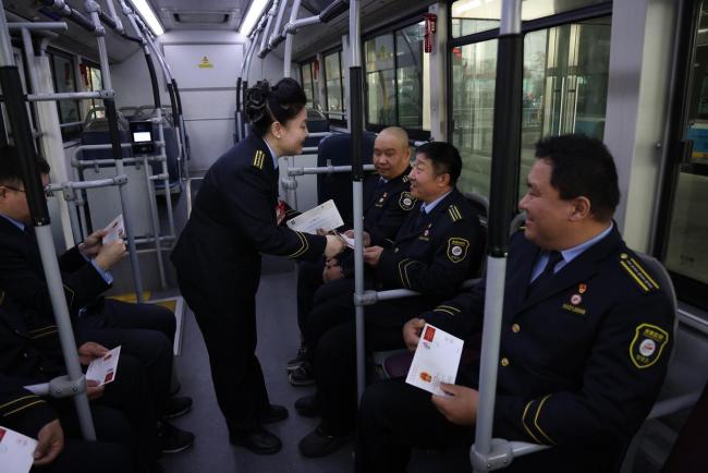 履职归来,北京公交集团电车分公司103路驾驶员何少花第一时间传递“两会”温度 践行两会精神服务为民