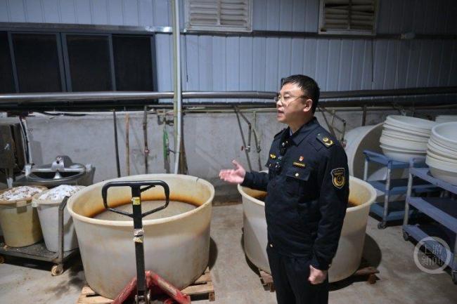 查获漂白鸡爪制作关键证据 涉案企业被立案调查