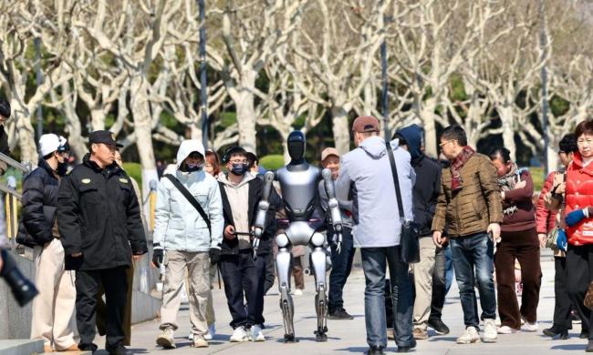 澳门一女子当街被机器人吓进医院 惊魂一刻引围观