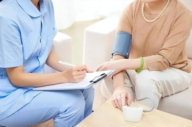 天气回暖，医师吩咐高血压患者：宁可看电视，也别松驰作念这4件事 春季血压需严慎科罚