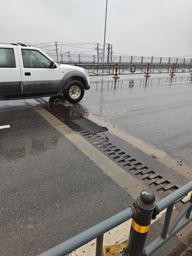 骑手雨中徒手复位数十斤钢板 暖心举动获点赞