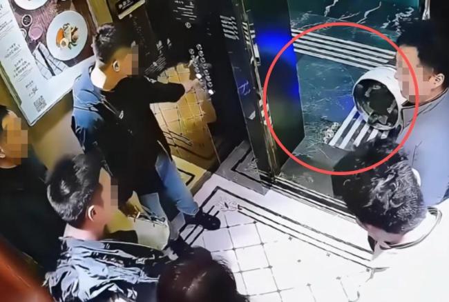 机器人进电梯被男子踹倒 醉酒男子无故踢翻送餐机