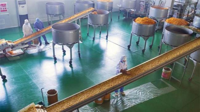 农家锅巴商家自曝虚假宣传多种手段 鞋垫味儿真相大白