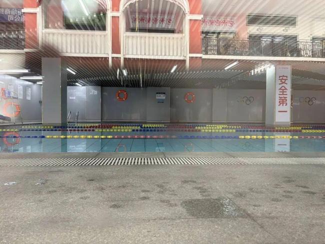 男子游泳馆溺亡 家属质疑未及时救援 救生员误判导致悲剧