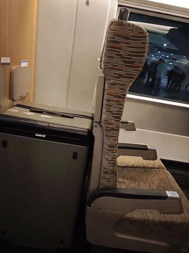 高铁末排被行李挤占 乘客端坐6小时