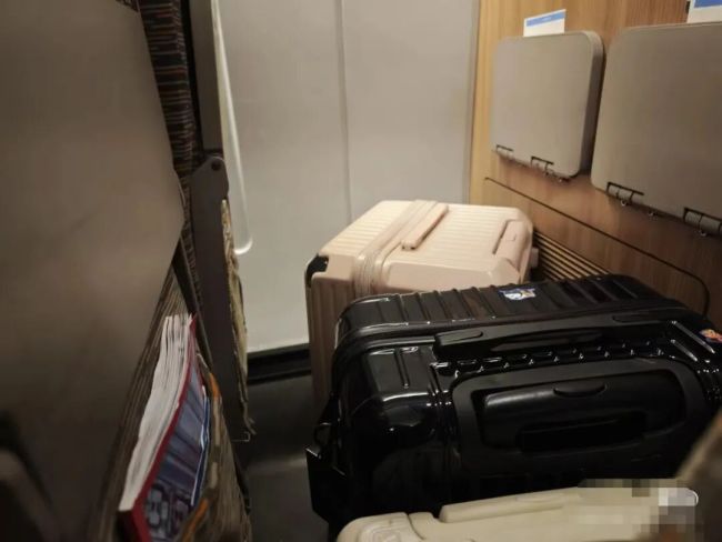 高铁末排被行李卡占乘车端坐6小时 乘客权益引热议