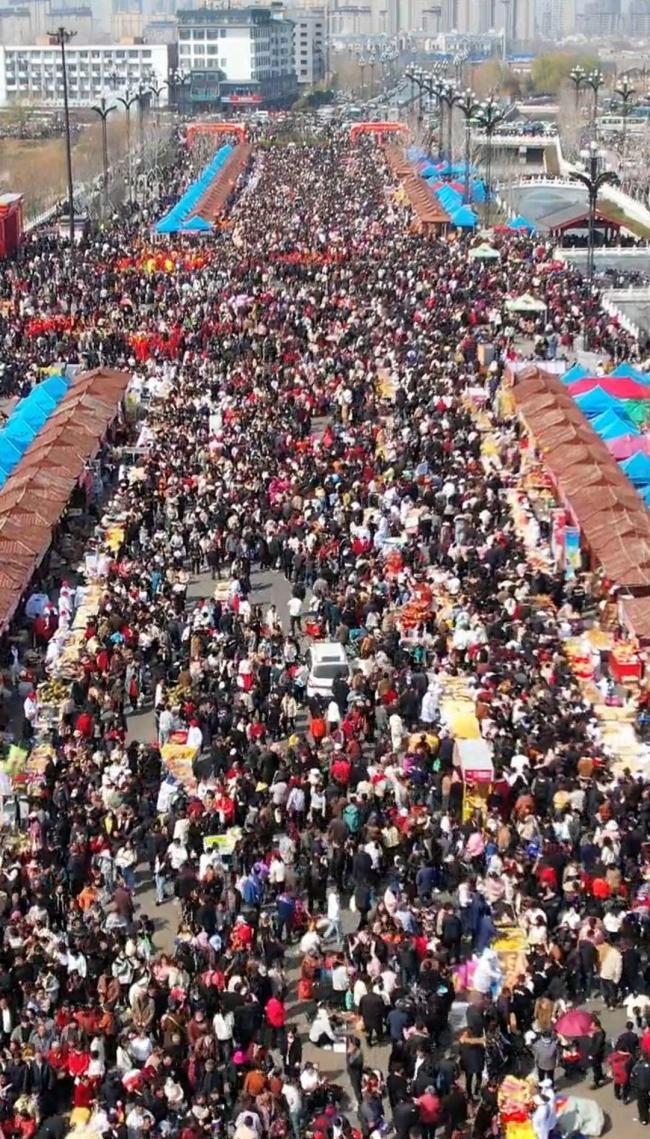 猪蹄老板27万拿下网红摊位 抢得“C位”引发热议