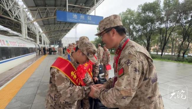 母亲含泪说不舍也要支持儿子去参军 全家荣耀与期待