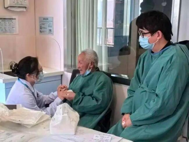 82岁老伯每天4点起跨城探视老伴 105天的坚守与告别