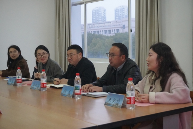 研一女生独自参加入伍欢送会 青春赴戎装