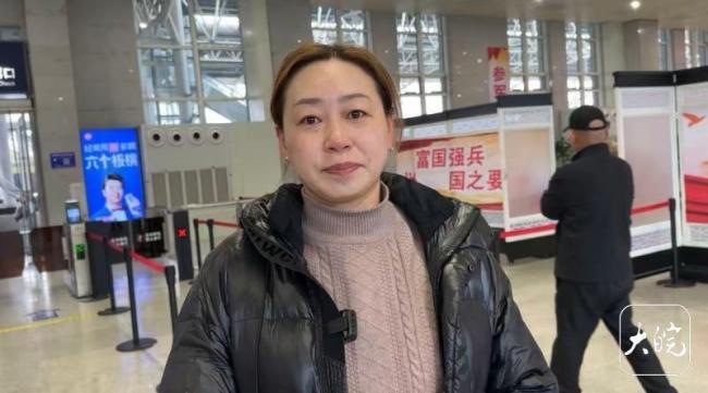 母亲含泪说不舍也要支持儿子去参军 全家荣耀与期待