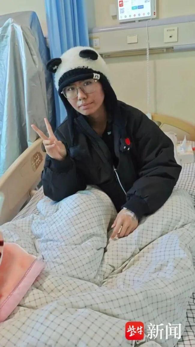 陪母抗癌女孩考研上岸查出肠癌晚期 母女并肩抗争