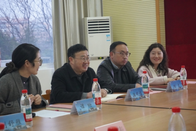 研一女生独自参加入伍欢送会 青春赴戎装