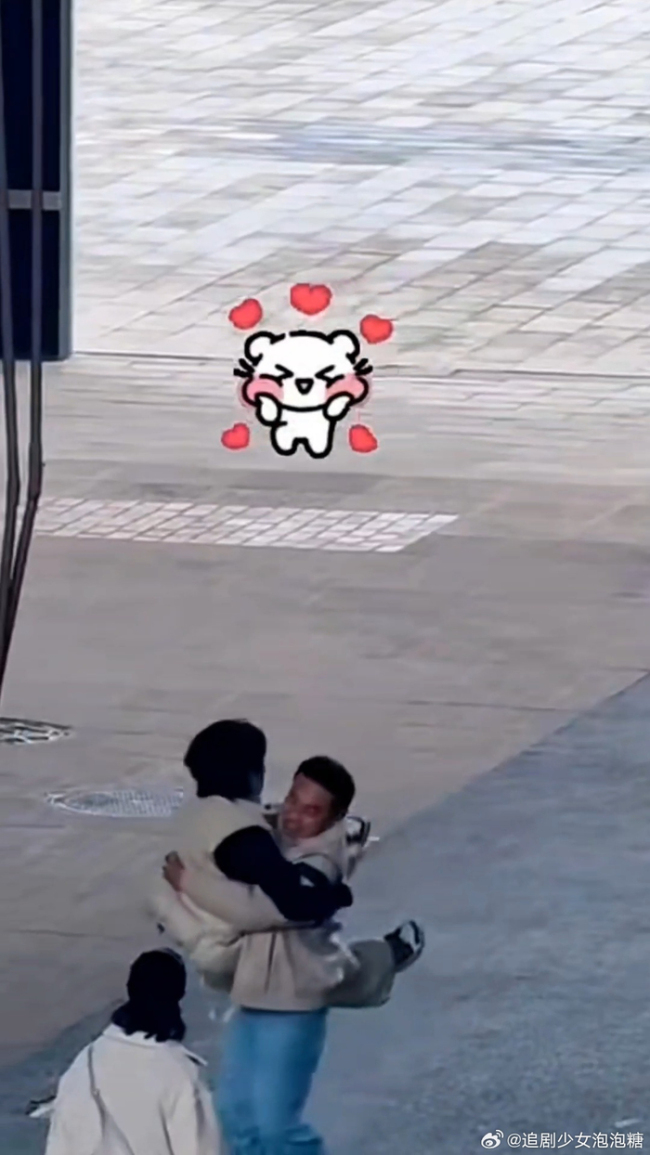 贺峻霖徐志胜拍了重庆机车大片