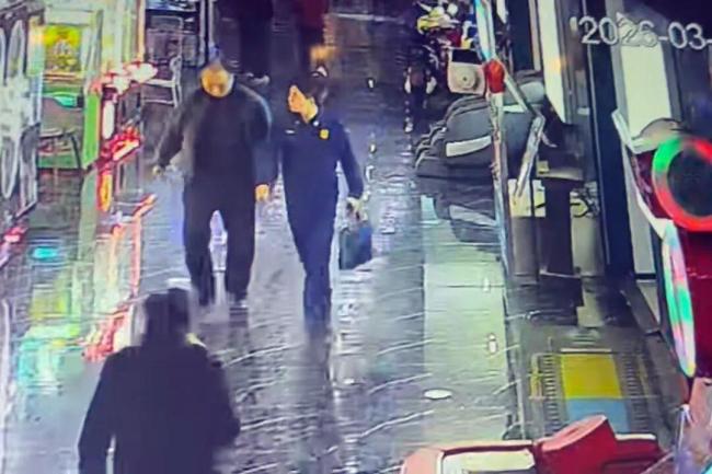 男子因虚荣心冒充消防员多店检查