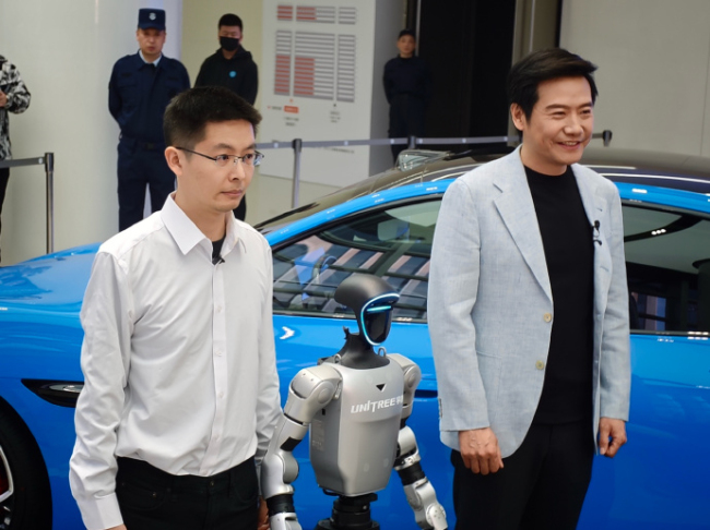 宇树CEO王兴兴给雷军展示机器人跳舞 科技互动预热新品发布
