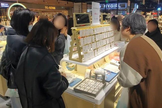 胖东来“小方糖”戒指恢复销售 两天半再次断货