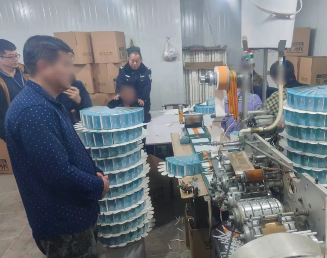 辽阳公安联合烟草部门端掉1处非法生产空烟管黑窝点 抓获6人