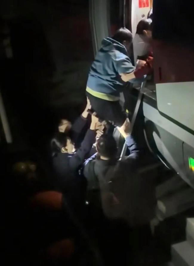 乘客隧道口爬应急梯转移至救援列车 紧急救援顺利完成