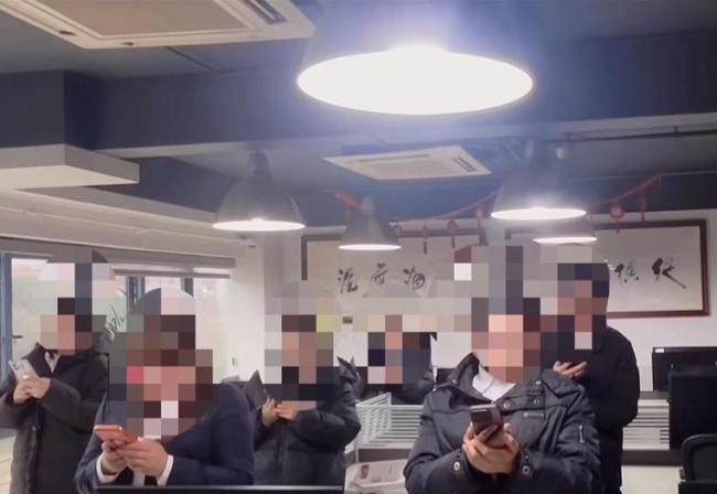 公司要求员工提前半小时到岗晨读