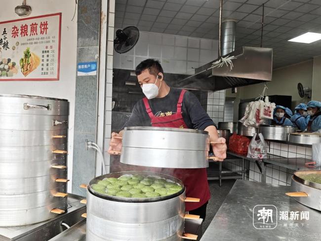 杭州一家店每天卖6000个青团 艾草香飘春日滋味