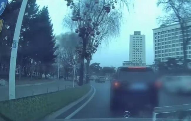 警方通报“路虎8次恶意别停奔驰”