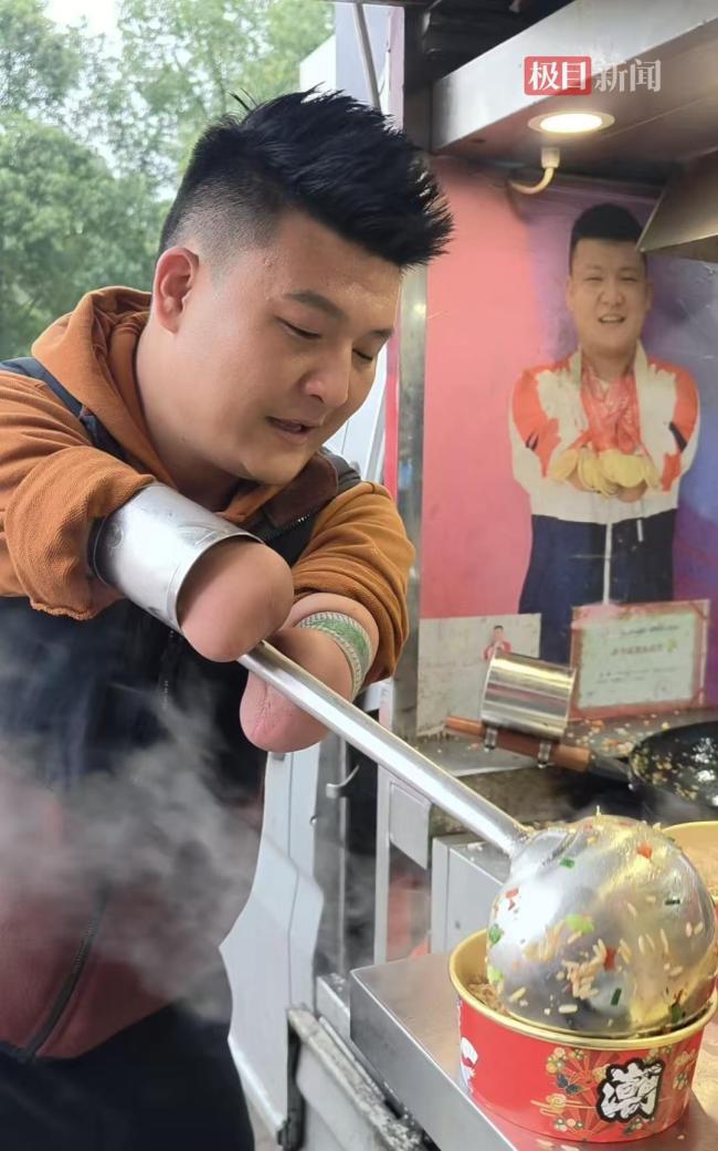 35岁无臂单亲爸爸卖炒饭还百万债 励志人生赢得百万点赞