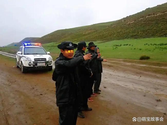 民警中枪牺牲 追悼会上战友颤抖哭喊 英雄永垂不朽