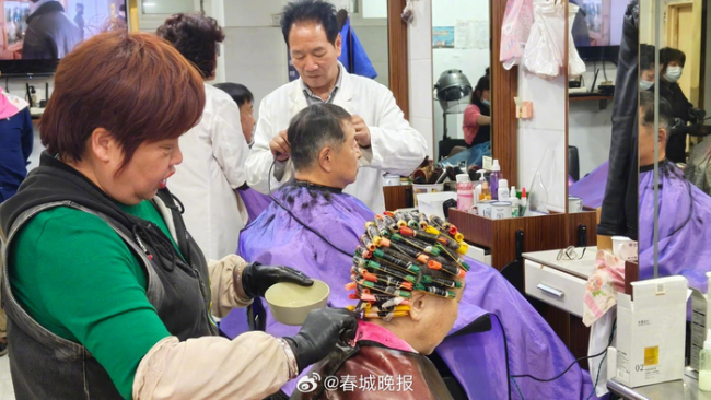 二月二理发师忙到抬不起头 市民扎堆讨彩头