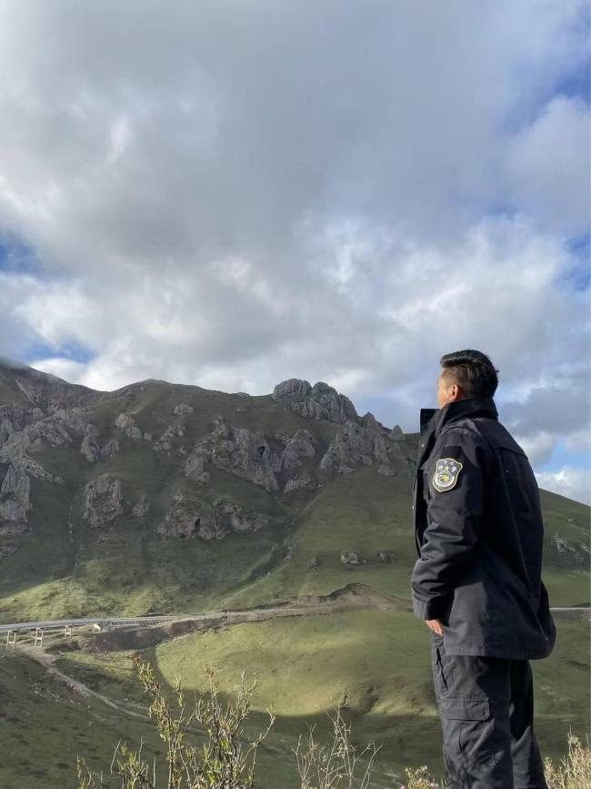 四川阿坝37岁民警抓捕逃犯中弹牺牲 父亲:他没有给人民警察丢脸