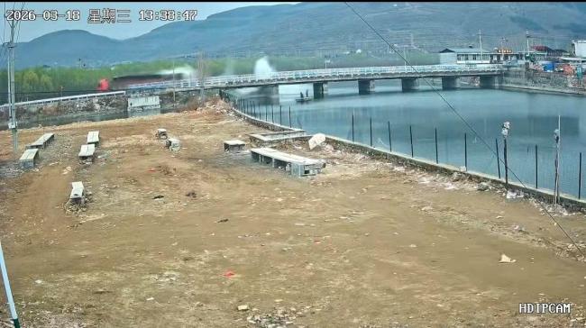 当地通报货车驶过致大桥受损 超载车辆引发事故