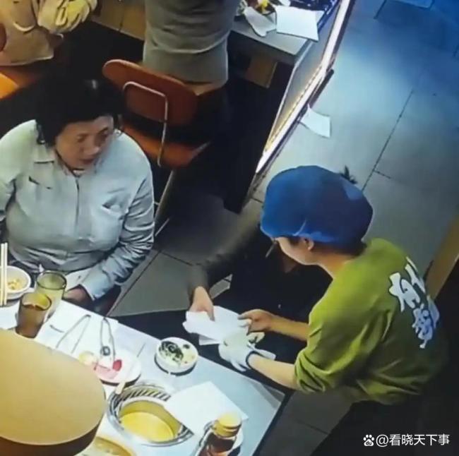 女子手机掉进火锅让店家赔偿 监控还原真相