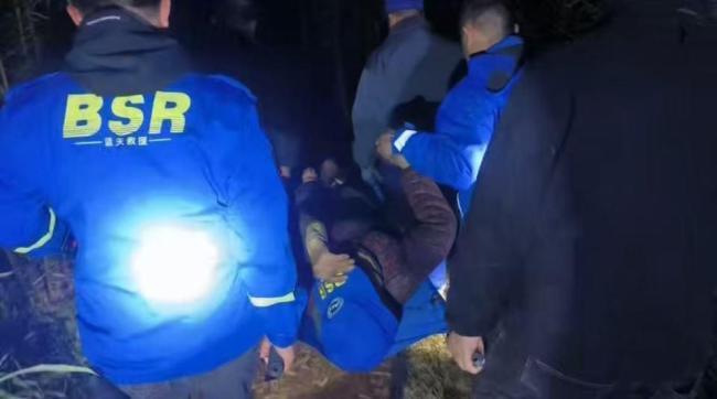 九旬老人失联8小时后被找到 山中奇迹获救