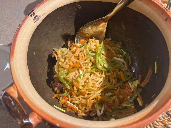 西贝创始人贾国龙推出新品牌 天边砂锅焖面悄然开业