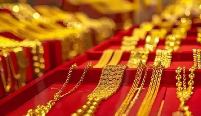 金价大跌金店排长队，备婚情侣忙抄底五金 谁在接盘谁在清仓