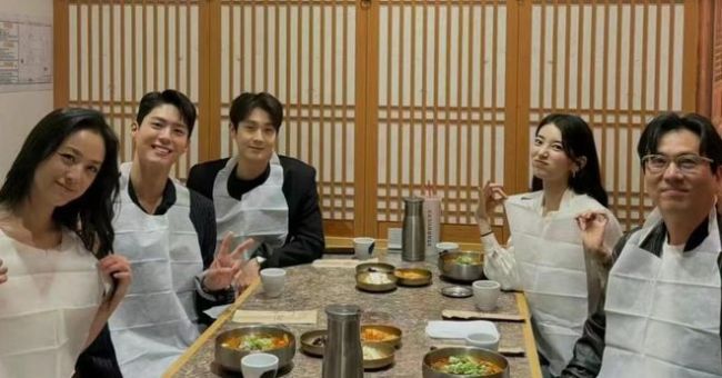 曝汤唯疑怀二胎 网友热议遮肚细节