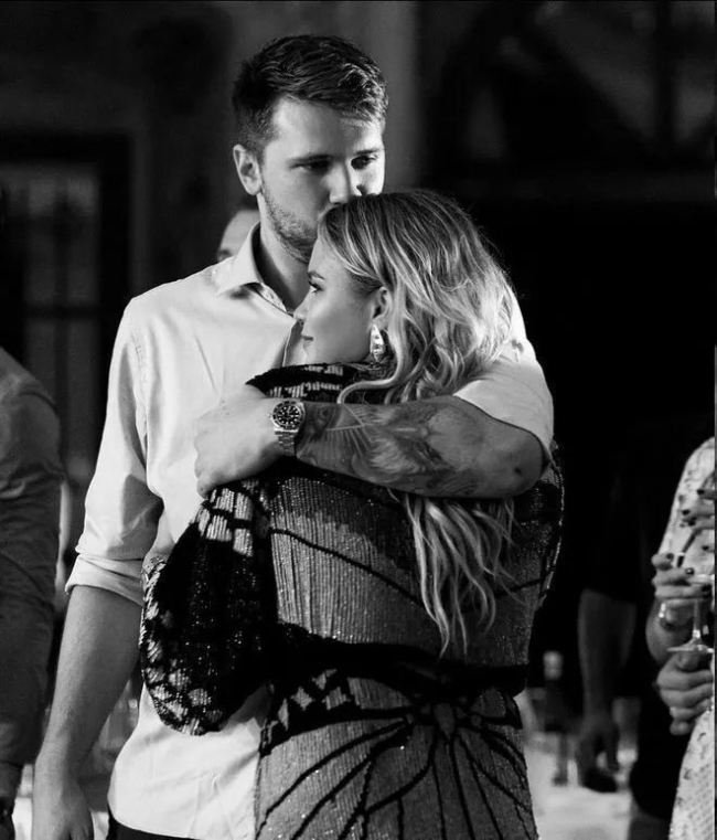 曝东契奇前未婚妻住其母亲豪宅