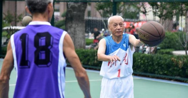 大爷高难度动作让围观年轻人自叹不如