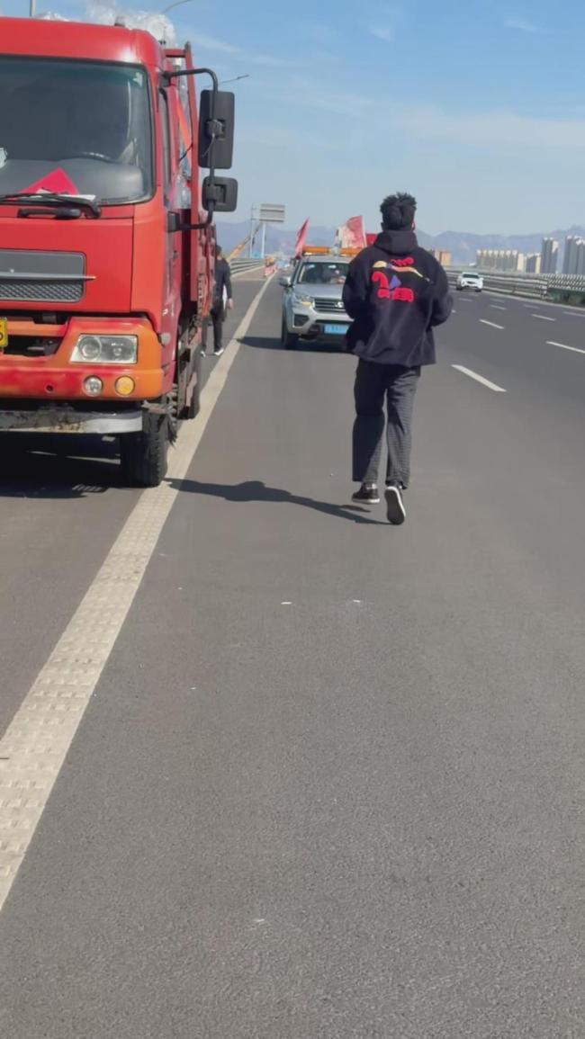 90后小伙狂按喇叭拦下起火大货车 紧急救援显身手