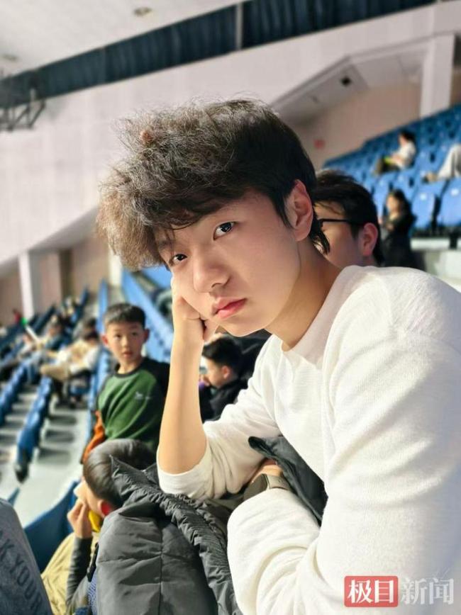 龙凤胎妹妹送哥哥参军