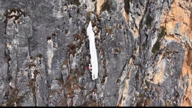 女子跳伞挂在150米高悬崖5小时获救