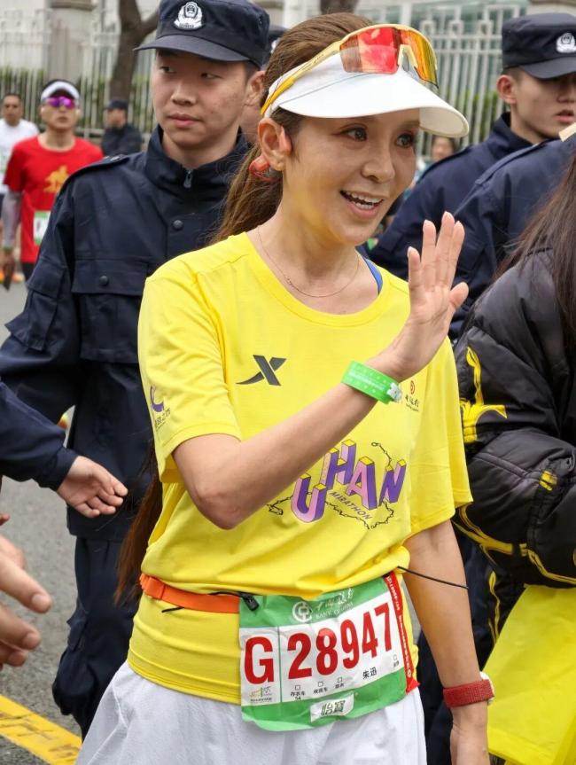 央视主持人朱迅现身汉马赛场 成功完赛半马笑容满面