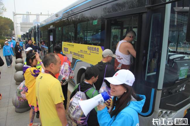 武汉公交摆渡专班全力护航汉马 温暖服务获赞誉