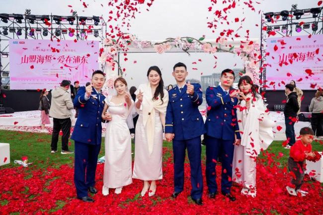 上海举行百对新人集体婚礼 城市地标见证幸福时刻