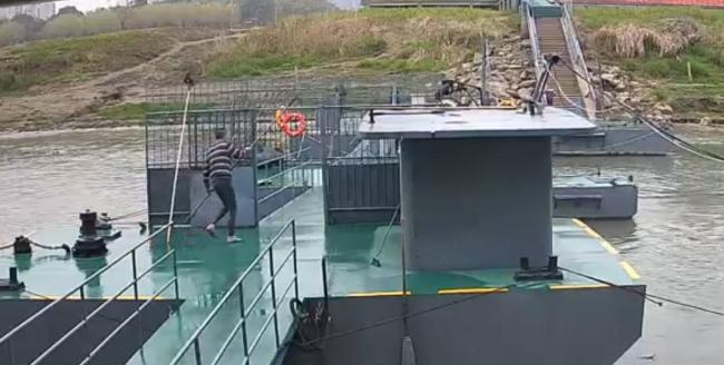 5名水上城管接力救回落水女子 11分钟生死救援